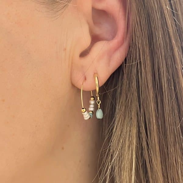 Boucles d’oreilles faites main - Mini créoles perles d'eau douce Bijou créateur Boucles d’oreilles en acier inoxydable, créoles très fines composées de petites perles d'eau douce et d'une pierre naturelle de couleur bleue turquoise cadeau femme