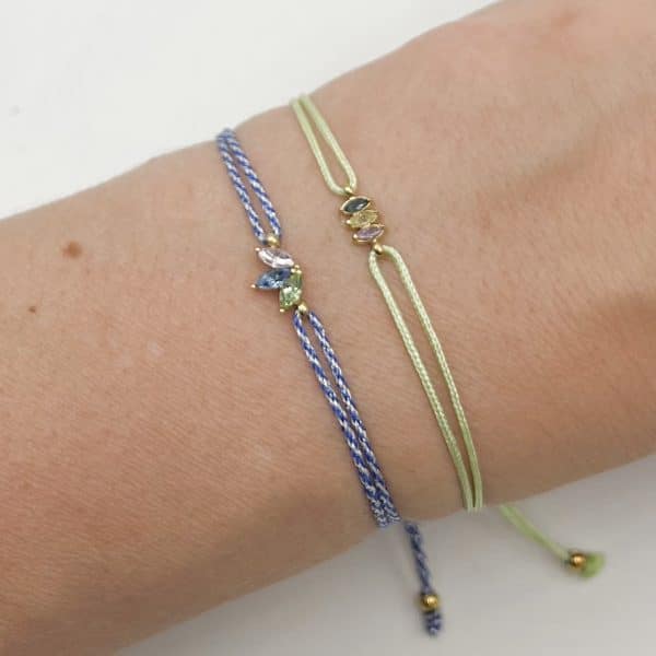 Bijoux ultras tendances et colorés, composés d'un cordon coloré à noeuds coulissants ainsi que d'un pendentif serti de petits strass, zircons, dans les tons pastels