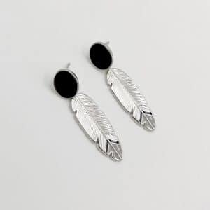 Boucles d’oreilles pendantes en acier Bijou en acier inoxydable de couleur argent Magnifique boucles d’oreilles à la fois imposantes et légères, en forme de plumes émaillées de noir et gris