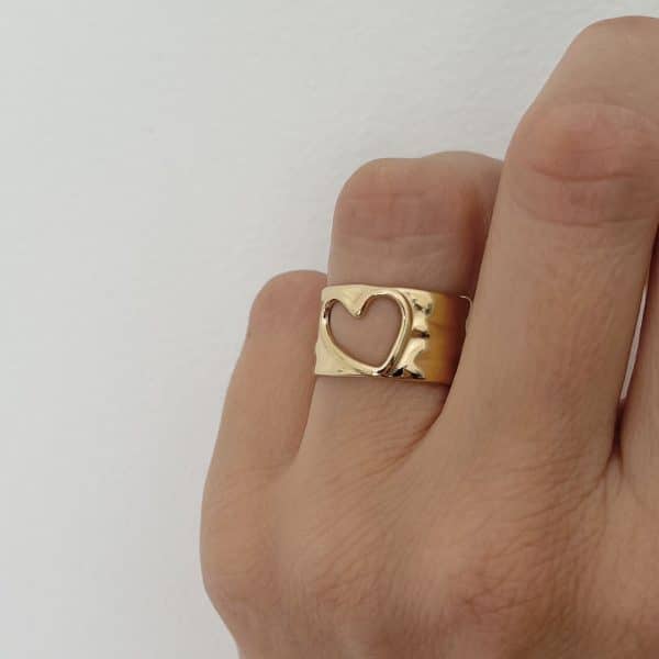 Bague large en acier inoxydable martelé composée d'un large anneau avec un joli coeur ajouré