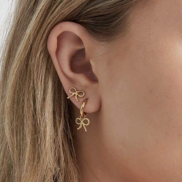 Boucles d’oreilles en acier inoxydable, composées de deux créoles et petits pendentifs texturés et ciselé sen forme de jolis noeuds trop mignons cadeau pour femme