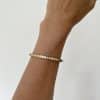 Bracelet jonc en acier inoxydable de couleur or serti d'une multitude de petits strass de couleur blanche 