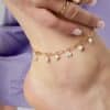Joli bracelet de cheville extrêmement fin composé d’une fine chaine ainsi que d'une chaine à maillons rectangulaires avec pampilles perles véritables