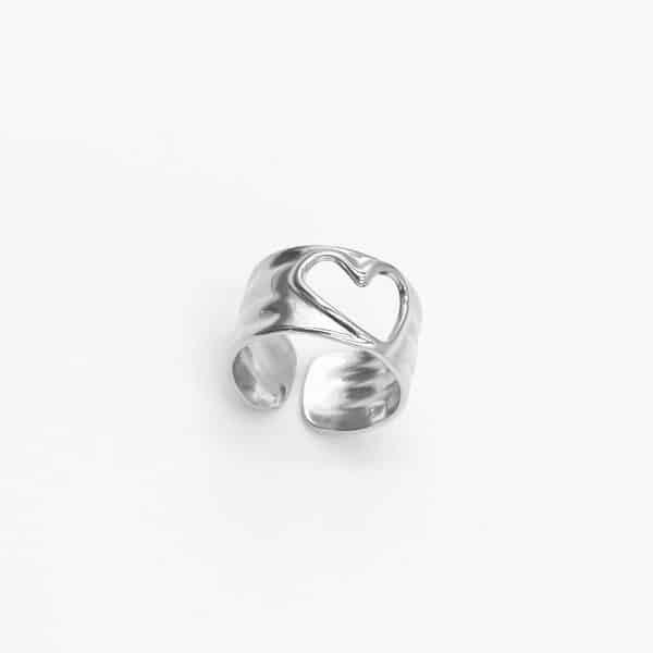 Bague coeur acier inoxydable argent  Bague large en acier inoxydable martelé de couleur argent composée d’un large anneau avec un joli coeur ajouré Le cadeau idéal pour déclarer votre amour