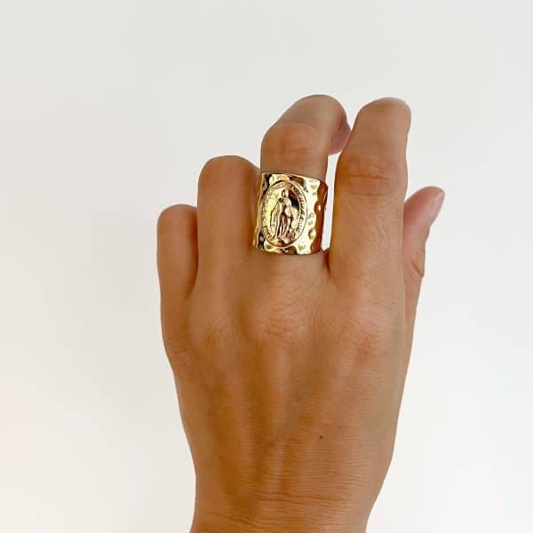 Bague large MADONE acier inoxydable Bague large en acier inoxydable martelée composée d’un large anneau disposant d’une madone en relief Bijou fantaisie de qualité à petit prix bijou