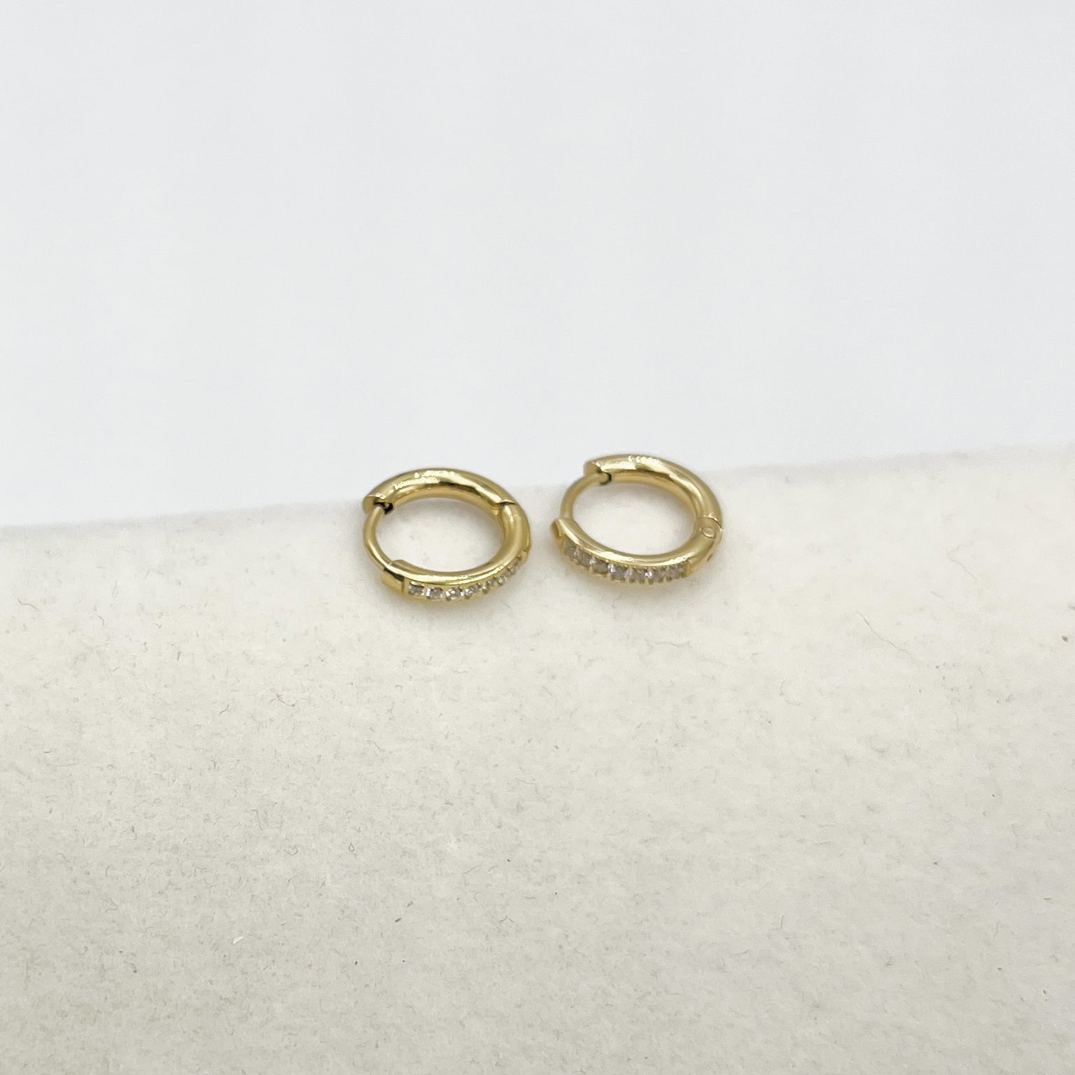 Boucles d'oreilles Mini créoles à strass - Bijou de type mini hoops en acier inoxydable de couleur dorée