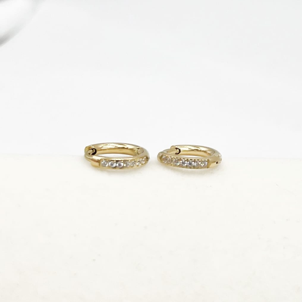 Boucles d'oreilles Mini créoles à strass - Bijou de type mini hoops en acier inoxydable de couleur dorée