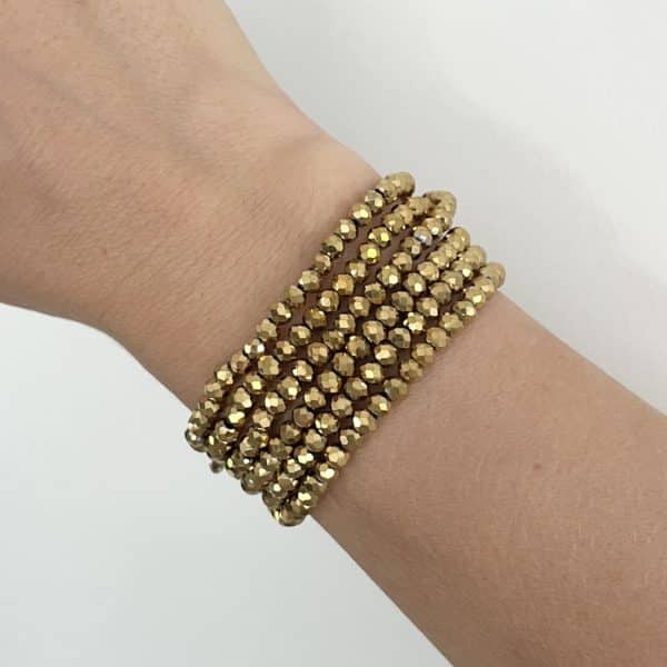 Bracelet perles verre Doré Joli bracelet monté sur élastique vous permettant de faire plusieurs fois le tour de votre poignet Ce bijou est composé d’une multitude de petites perles en cristal, verre de couleur Doré bijou femme cadeau