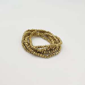 Bracelet perles verre Doré Joli bracelet monté sur élastique vous permettant de faire plusieurs fois le tour de votre poignet Ce bijou est composé d’une multitude de petites perles en cristal, verre de couleur Doré