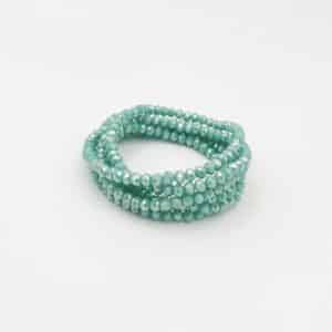 Bracelet manchette cristal  Joli bracelet manchette monté sur élastique vous permettant de faire plusieurs fois le tour de votre poignet Ce bijou est composé d’une multitude de petites perles en cristal, verre de couleur Vert d'eau