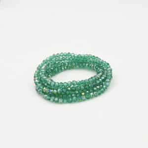 Bracelet manchette cristal vert Joli bracelet manchette monté sur élastique vous permettant de faire plusieurs fois le tour de votre poignet Ce bijou est composé d’une multitude de petites perles en cristal, verre de couleur Vert émeraude