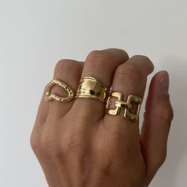 Bague LOUISEA – Bague large asymétrique en acier inoxydable de couleur argent – Bijou doré en acier inoxydable Bague large LOUISEA or, en acier inoxydable de couleur argent Bijou fantaisie de qualité à petit prix Cette bague est ajustable, réglable, elle s’adaptera à votre main peu importe la largeur du doigt auquel vous désirez la porter: taille unique