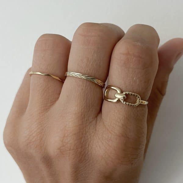 Bague fine à maillons en acier inoxydable de couleur dorée
