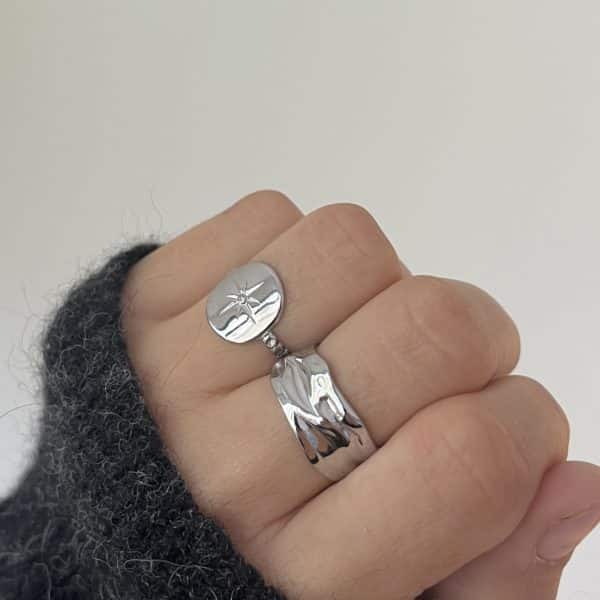 Bague martelée acier inoxydable de couleur argent, composée d’un anneau ajustable finement travaillé et martelé