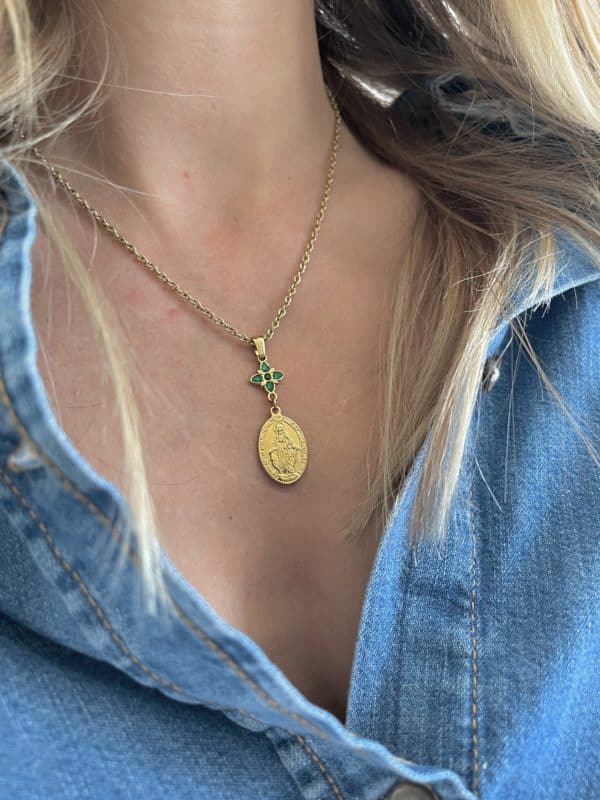 Collier chapelet de type madone en acier inoxydable de couleur dorée