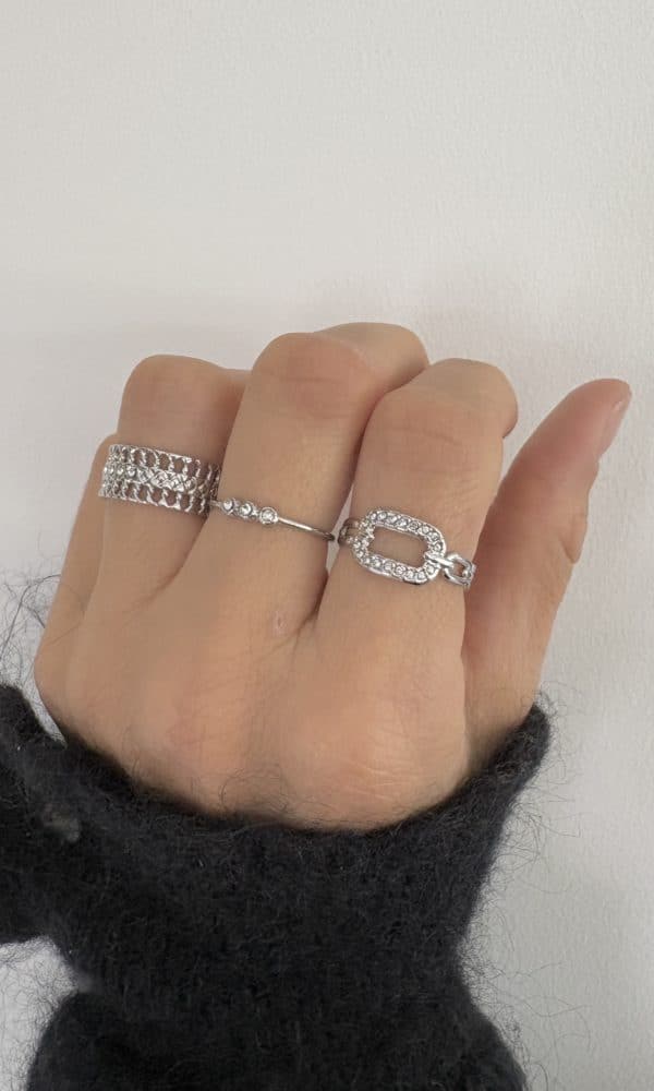 Bague large en acier inoxydable argent, composée d’un large anneau travaillé finement ciselé et serti de 6 petits strass blancs sur le dessus bijou femme