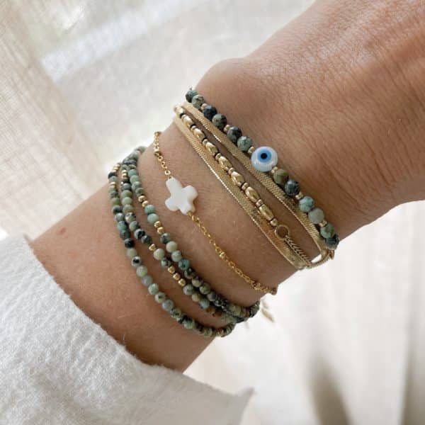 Bracelet trois tours composé d’une multitude de perles de rocaille ainsi que de petites perles en acier inoxydable doré accumulation