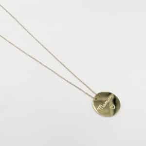 Collier sautoir en acier inoxydable doré avec pendentif gravé MAMAN – Bijou en acier inoxydable Joli collier doté d’une très fine chaine avec et d’un pendentif de forme ronde gravé du mot MAMAN