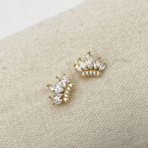 Puces d'oreilles plaqué or avec strass en forme de couronne Bijou fin et délicat plaqué or