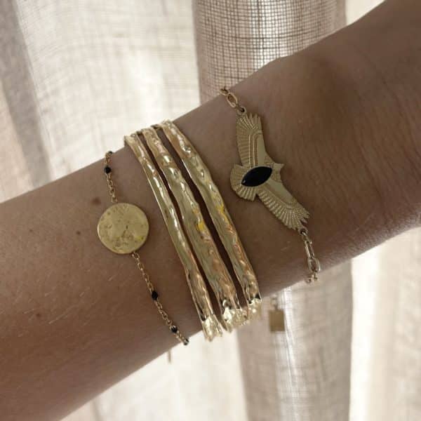 Joli bracelet extrêmement fin composé d’une chaine avec petites billes de résine de couleur noire et une pampille martelée en son centre