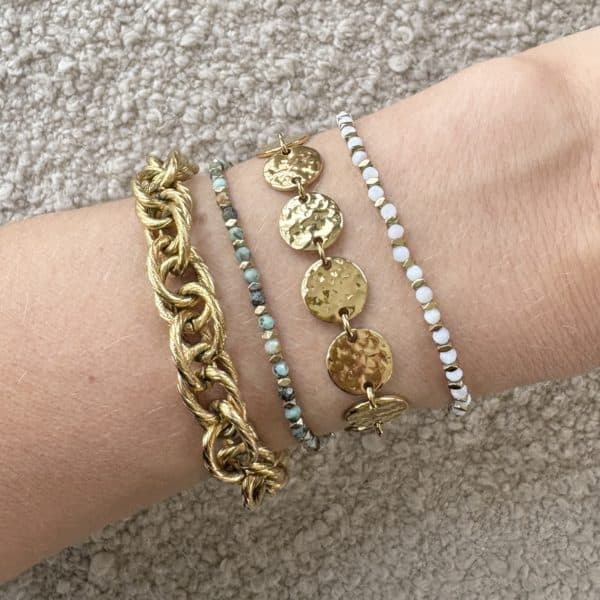 Joli bracelet fait main  en acier inoxydable de couleur dorée, ce bijou est composé de petites perles miyuki dorées et de couleurs bijou en acier inoxydable