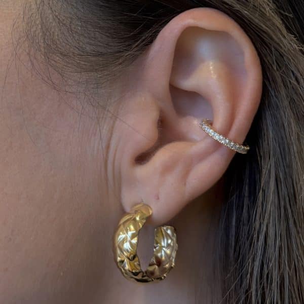 Bague d’oreille – Earcuff plaqué or avec petits strass incrustés Notre site internet La Boutique de Cha dispose d’une centaine de petites bagues: n’hésitez pas à porter ce bijou en accumulation