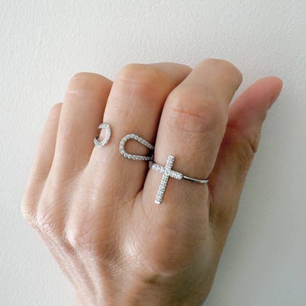 Bague fine en acier inoxydable argent avec petite croix sertie de strass blancs - Bijou en acier inoxydable