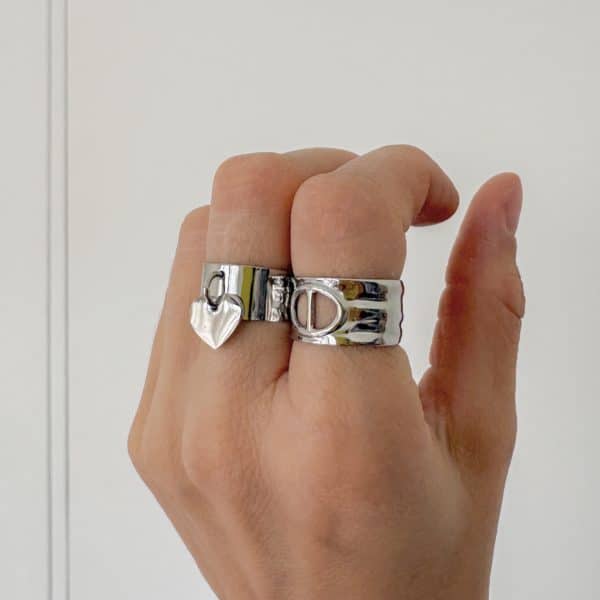 Bague large, discrètement martelée, avec grain de café ajouré et en acier inoxydable argent – Bijou en acier inoxydable