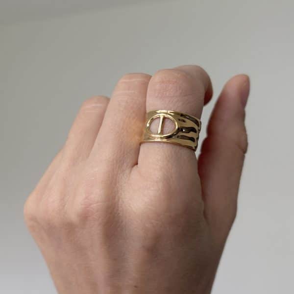 Bague large, discrètement martelée, avec grain de café ajouré et en acier inoxydable or – Bijou en acier inoxydable