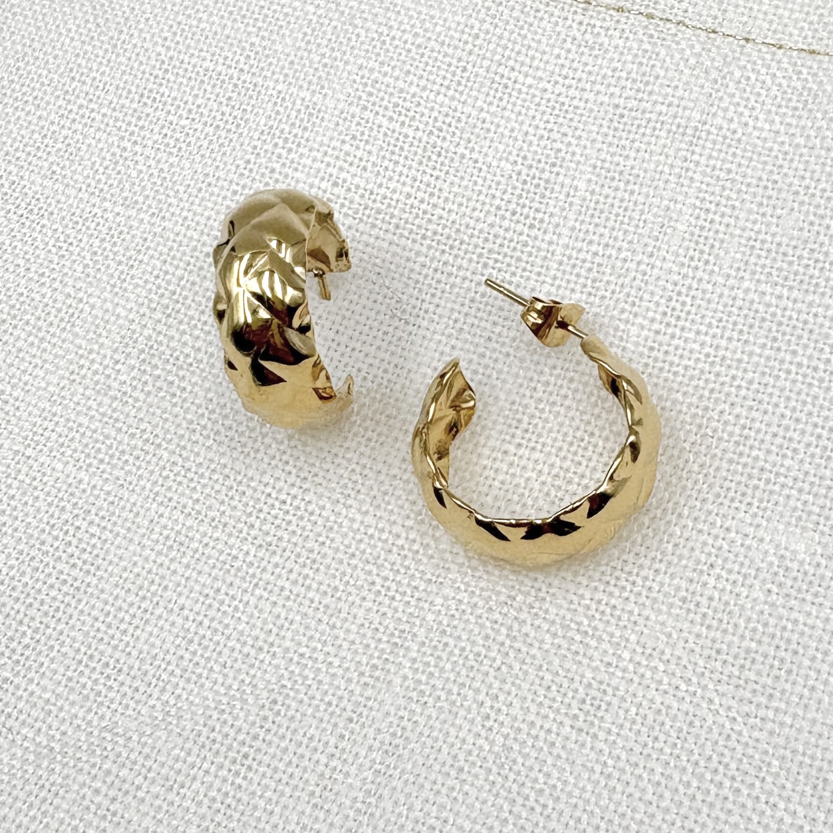 Boucles d’oreilles en acier inoxydable de couleur or, composées de deux créoles travaillées, à la fois chic et vintage