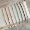 Joli bracelet fait main  en acier inoxydable de couleur dorée, ce bijou est composé de petites perles miyuki dorées et de couleurs
