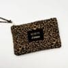 Pochette à message BICHETTE D'AMOUR à fermeture éclair à ilprimé léopard : l’accessoire tendance à adopter
