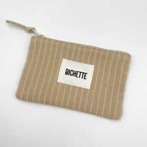 Pochette à message BICHETTE à fermeture éclair de couleur beige : l’accessoire tendance à adopter ! Vous recherchez un accessoire pratique, écologique et stylé ? Découvrez notre nouvelle pochette en coton, l’allié idéal pour toutes vos envies d’organisation et de style !