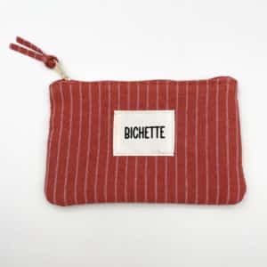 Pochette à message BICHETTE à fermeture éclair de couleur terracotta : l’accessoire tendance à adopter ! Vous recherchez un accessoire pratique, écologique et stylé ? Découvrez notre nouvelle pochette en coton, l’allié idéal pour toutes vos envies d’organisation et de style !