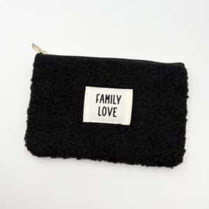 Pochette à message FAMILY LOVE à fermeture éclair en PETITES BOUCLETTES de couleur noire: l’accessoire tendance à adopter !