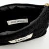 Pochette à message FAMILY LOVE à fermeture éclair en PETITES BOUCLETTES de couleur noire: l’accessoire tendance à adopter !