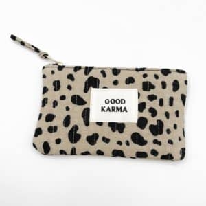 Pochette à message à fermeture éclair en moumoute de couleur noire : l’accessoire tendance à adopter ! Vous recherchez un accessoire pratique, écologique et stylé ? Découvrez notre nouvelle pochette zippée en coton, l’allié idéal pour toutes vos envies d’organisation et de style ! Dimensions:  16,5cm x 10,5 cm Pourquoi choisir notre pochette en coton ? Fabriquée à partir de coton de haute qualité, cette pochette est à la fois durable et respectueuse de l’environnement. Elle est dotée d’une fermeture éclair robuste qui assure une protection optimale de vos objets personnels. Que ce soit pour ranger votre maquillage, vos accessoires, ou même vos petits appareils électroniques, notre pochette est un incontournable du quotidien. Un design unique avec un message inspirant Ce qui distingue notre pochette des autres ? Son design personnalisé avec un message inscrit dessus. Choisissez parmi une variété de messages inspirants et amusants qui reflètent votre personnalité. De quoi allier l’utile à l’agréable tout en apportant une touche de singularité à votre look. Un accessoire pour toutes les occasions Légère et compacte, notre pochette zippée s’adapte à toutes les situations : Au bureau : transportez vos fournitures essentielles avec style. En voyage : organisez vos indispensables de manière efficace. Au quotidien : glissez-y vos effets personnels pour un usage pratique et élégant. Adoptez une consommation responsable En optant pour notre pochette en coton, vous faites le choix d’un produit durable et écoresponsable. Chaque pochette est conçue avec soin pour réduire l’impact environnemental tout en garantissant une grande qualité. Comment commander ? Il est très simple de vous procurer votre pochette préférée ! Rendez-vous sur notre boutique en ligne, choisissez le design qui vous correspond, et passez commande en quelques clics. Livraison rapide et satisfaction garantie. Craquez dès aujourd’hui pour notre pochette en coton et ajoutez une touche de style et de fonctionnalité à votre quotidien ! SUIVEZ NOUS SUR INSTAGRAM ET PARTAGEZ VOS LOOKS #LBDC : Notre insta en cliquant ici 