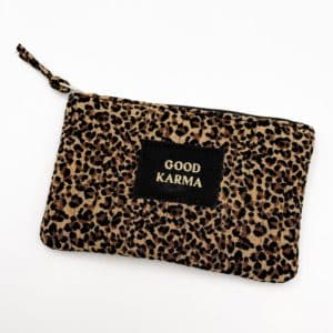 Pochette à message GOOD KARMA Léopard à fermeture éclair de couleur camel et noire : l’accessoire tendance à adopter ! Vous recherchez un accessoire pratique, écologique et stylé ? Découvrez notre nouvelle pochette en coton, l’allié idéal pour toutes vos envies d’organisation et de style !