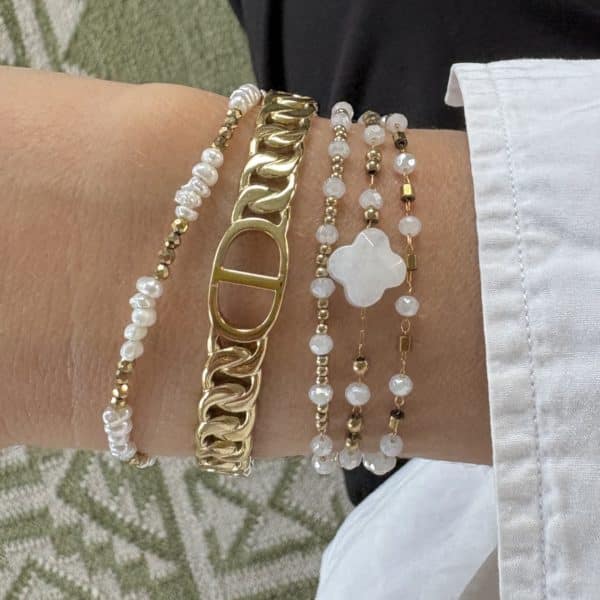 Accumulation de bijoux en acier inoxydable et pierres naturelles blanches