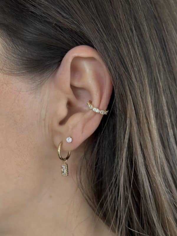 Boucles d’oreilles en acier inoxydable de couleur or, composées de deux créoles lisses avec pendentif de zircon blanc