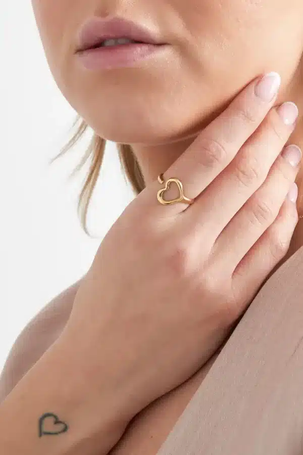Bague fine avec petit coeur sur son dessus en acier inoxydable or bijou