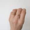 Bague MAILLE MARINE  – Bague large composée de deux FINS ANNEAUX rejoints en leur centre par une multitude de grains de café– Bijou doré en acier inoxydable