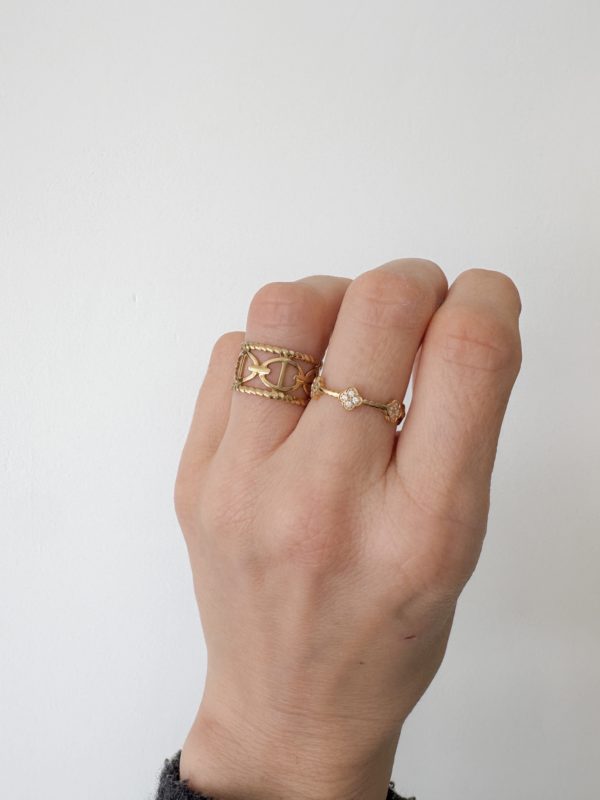 Bague MAILLE MARINE  – Bague large composée de deux FINS ANNEAUX rejoints en leur centre par une multitude de grains de café– Bijou doré en acier inoxydable