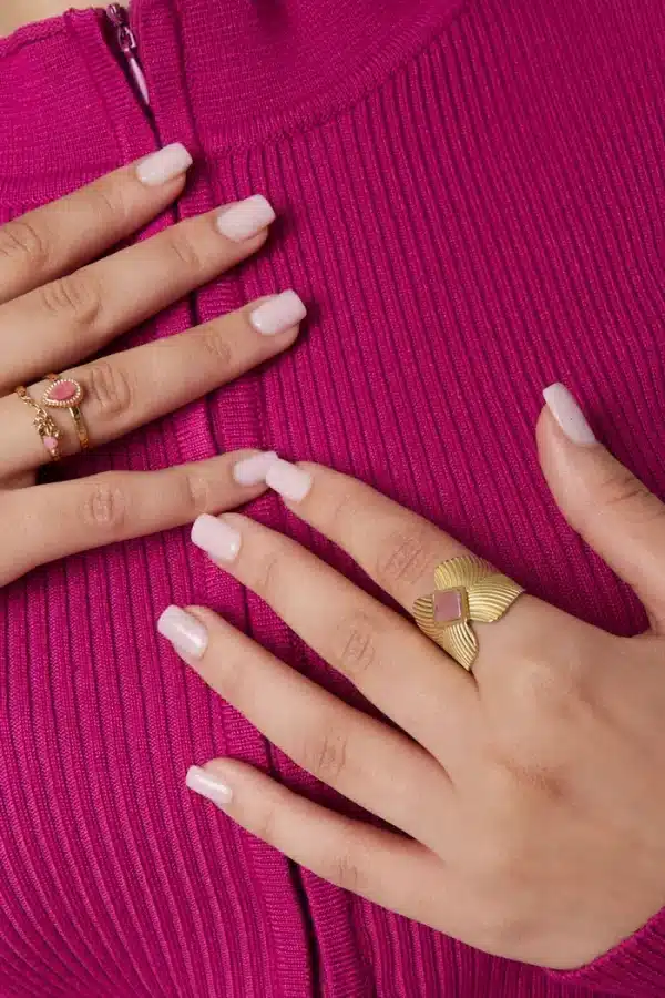 Bague OZINE  – Bague large type chevalière avec pierre naturelle ROSE PÂLE