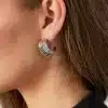 Boucles d’oreilles en acier inoxydable de couleur argentée, composées de deux créoles travaillées, à la fois chic et vintage bijou