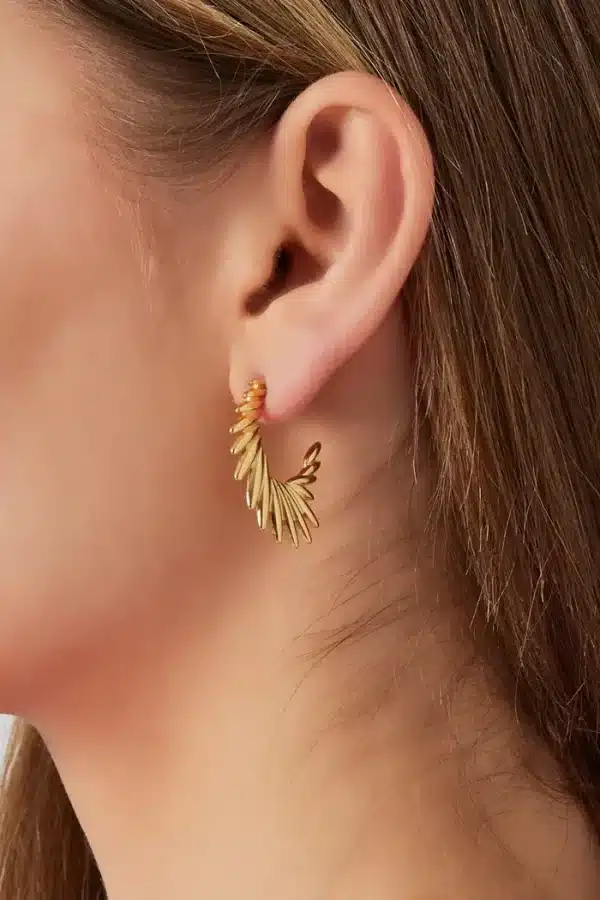 Créoles rétro vintage en acier inoxydable or – Bijou en acier inoxydable Boucles d’oreilles en acier inoxydable de couleur or, composées de deux créoles travaillées, à la fois chic et vintage Les petits bijoux sont l’accessoire idéal pour ajouter une petite touche de votre personnalité à votre style. A porter selon votre humeur et selon votre envie du moment Ce bijou est livré en paire, livré par deux Notre site internet La Boutique de Cha dispose d’une centaine de petites bagues: n’hésitez pas à porter ce bijou en accumulation à d’autres pépites en ligne sur notre site internet Dans un look chic et tendance, ce petit bijou se portera aisément seul ou en accumulation Un bijou à offrir ou à s’offrir, de qualité et à petit prix Un véritable must have du momen Dimensions: Diamètre de la Créole: 2,5 cm Le petit plus: Nos bijoux sont livrés dans des packagings adaptés au transport. Soit dans une petite boite, soit dans un petit pochon de velours en fonction de leur fragilité Cadeau: Si ce bijou est un cadeau, nous proposons de jolies pochettes cadeau: clique ici pour les découvrir Boucles d’oreilles créoles SANDRINE en acier inoxydable. L’acier inoxydable est un matériau très interessant. Il ne perd pas sa couleur, ne noircit pas, ne rouille pas au contact de l’eau. Il ne laisse pas de trace noire sur l’oreille. De plus, l’acier inoxydable est anti allergène et sans nickel. Il est le meilleur moyen de fabriquer des bijou de qualité, qui résistent au temps, à tout petits prix SUIVEZ NOUS SUR INSTAGRAM ET PARTAGEZ VOS LOOKS #LBDC : Notre insta en cliquant ici