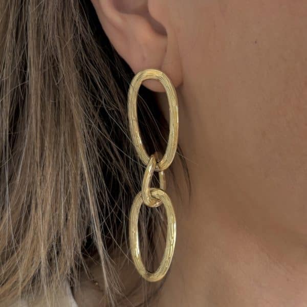 Boucles d’oreilles pendantes en acier inoxydable argent composées de larges maillons texturés – Bijou en acier inoxydable Boucles d’oreilles pendantes en acier inoxydable argent, chacune composée de trois maillons travaillés Les petits bijoux sont l’accessoire idéal pour ajouter une petite touche de votre personnalité à votre style. A porter selon votre humeur et selon votre envie du moment