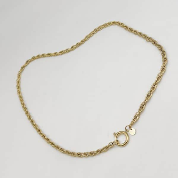 Joli bijou en acier inoxydable, collier composé d’une chaine rétro vintage torsadée et travaillée  On adore le fermoir mousqueton que vous pouvez porter devant en visible, ou à l'arrière si vous préférez un bijou plus discret