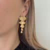 Boucles d’oreilles pendantes en acier inoxydable doré, chacune composée d’une multitude de jolis coquillages plus ou moins grands Les petits bijoux sont l’accessoire idéal pour ajouter une petite touche de votre personnalité à votre style. A porter selon votre humeur et selon votre envie du moment