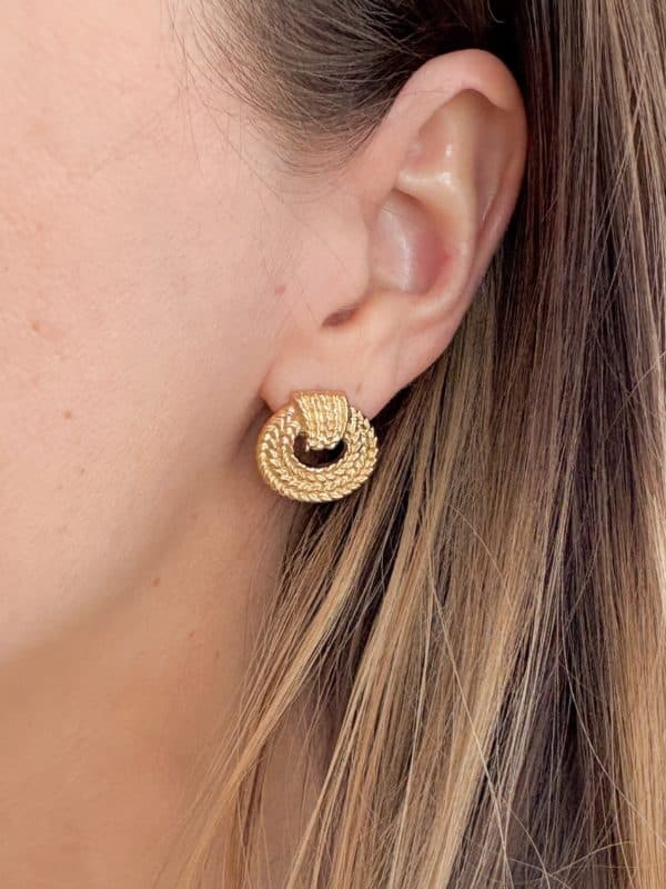 Créoles rétro vintage en acier inoxydable or – Bijou en acier inoxydable Boucles d’oreilles en acier inoxydable de couleur or, composées de deux créoles travaillées, à la fois chic et vintage Les petits bijoux sont l’accessoire idéal pour ajouter une petite touche de votre personnalité à votre style. A porter selon votre humeur et selon votre envie du moment Ce bijou est livré en paire, livré par deux Notre site internet La Boutique de Cha dispose d’une centaine de petites bagues: n’hésitez pas à porter ce bijou en accumulation à d’autres pépites en ligne sur notre site internet Dans un look chic et tendance, ce petit bijou se portera aisément seul ou en accumulation Un bijou à offrir ou à s’offrir, de qualité et à petit prix Un véritable must have du momen Dimensions: Diamètre de la Créole: 2,5 cm Le petit plus: Nos bijoux sont livrés dans des packagings adaptés au transport. Soit dans une petite boite, soit dans un petit pochon de velours en fonction de leur fragilité Cadeau: Si ce bijou est un cadeau, nous proposons de jolies pochettes cadeau: clique ici pour les découvrir Boucles d’oreilles créoles SANDRINE en acier inoxydable. L’acier inoxydable est un matériau très interessant. Il ne perd pas sa couleur, ne noircit pas, ne rouille pas au contact de l’eau. Il ne laisse pas de trace noire sur l’oreille. De plus, l’acier inoxydable est anti allergène et sans nickel. Il est le meilleur moyen de fabriquer des bijou de qualité, qui résistent au temps, à tout petits prix SUIVEZ NOUS SUR INSTAGRAM ET PARTAGEZ VOS LOOKS #LBDC : Notre insta en cliquant ici